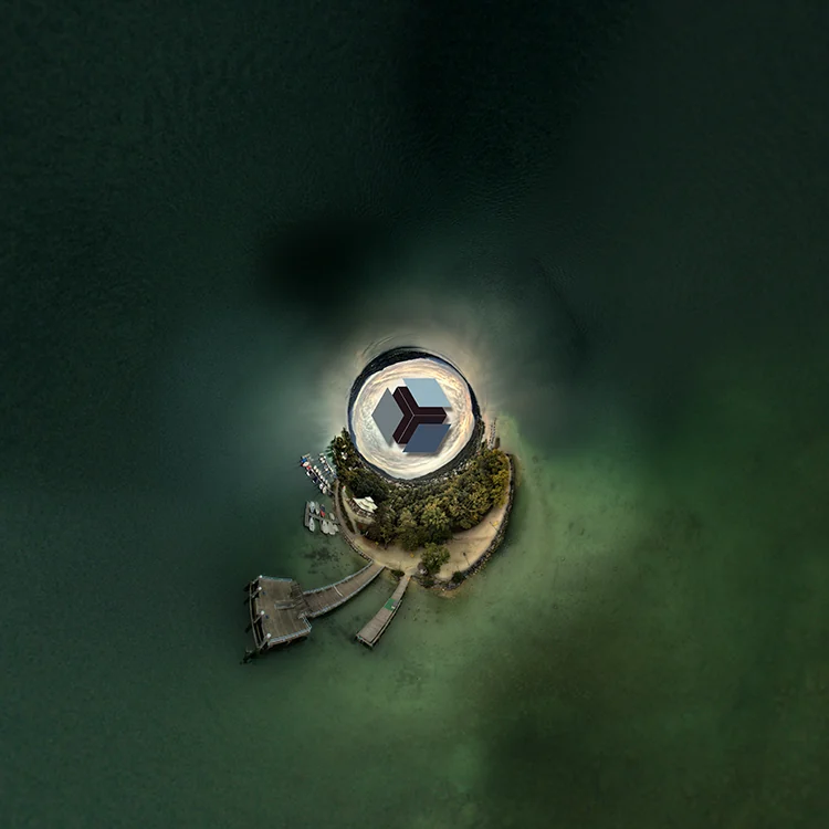 Tiny-Planet-Luftaufnahme einer kleinen Insel im dunkelgrünen Wasser