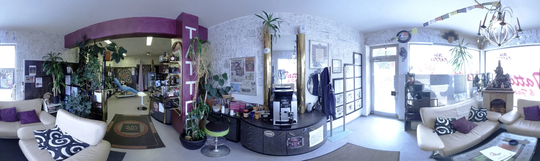 360-Grad-Panorama eines violett gestalteten Tattoo-Studios